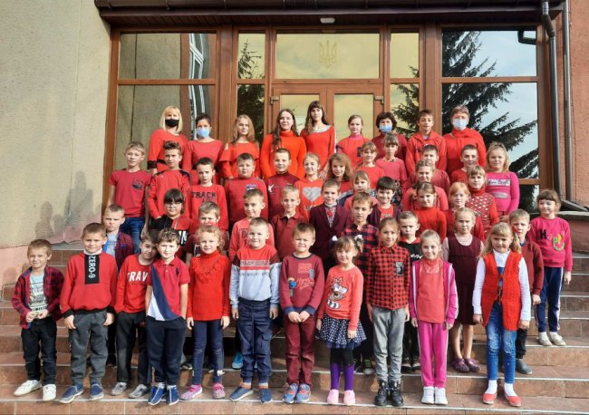 Кольоровий флешмоб: у волинській школі відзначили тиждень толерантності. ФОТО