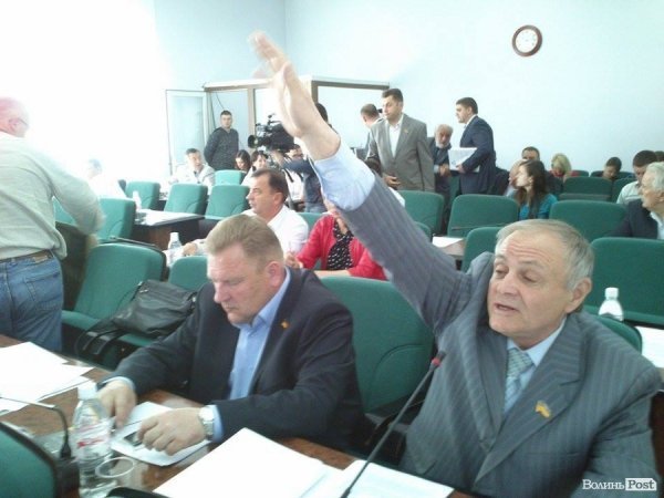 Депутатів Луцькради посадили по-новому. ФОТО