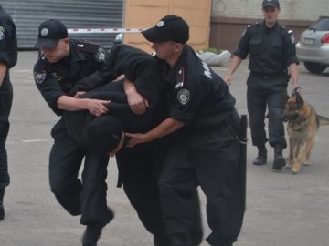 Міліціонерам довелось бігати за волинянином, який ховав наркотики