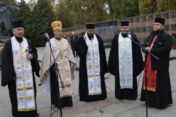 У місті на Волині відкрили стелу на честь загиблих Героїв. ФОТО