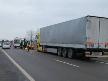 У черзі на українсько-польському кордоні загинув далекобійник 