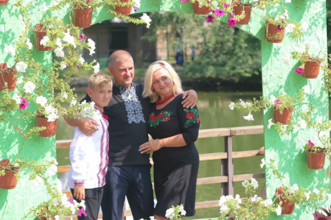 Фотографуються і їдять морозиво: відвідувачі луцького зоопарку на День Незалежності. ФОТО