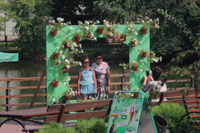 Фотографуються і їдять морозиво: відвідувачі луцького зоопарку на День Незалежності. ФОТО