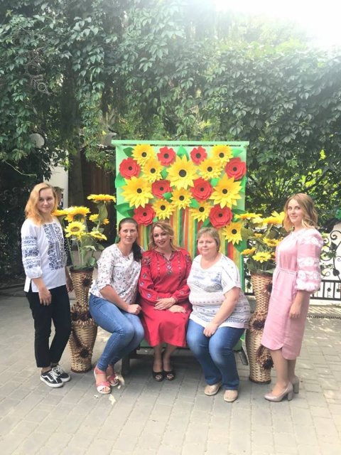 Фотографуються і їдять морозиво: відвідувачі луцького зоопарку на День Незалежності. ФОТО