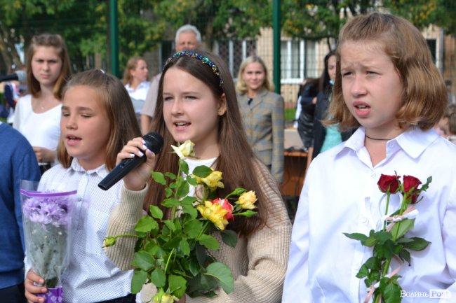 Благодійно, красиво, урочисто: як відсвяткували старт навчання у ліцеї Ковеля. ФОТО
