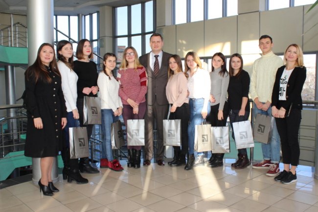 Луцькі студенти пили каву з банкірами*