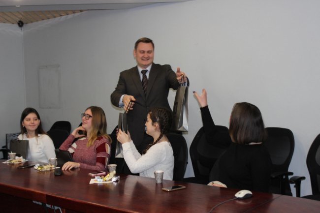 Луцькі студенти пили каву з банкірами*