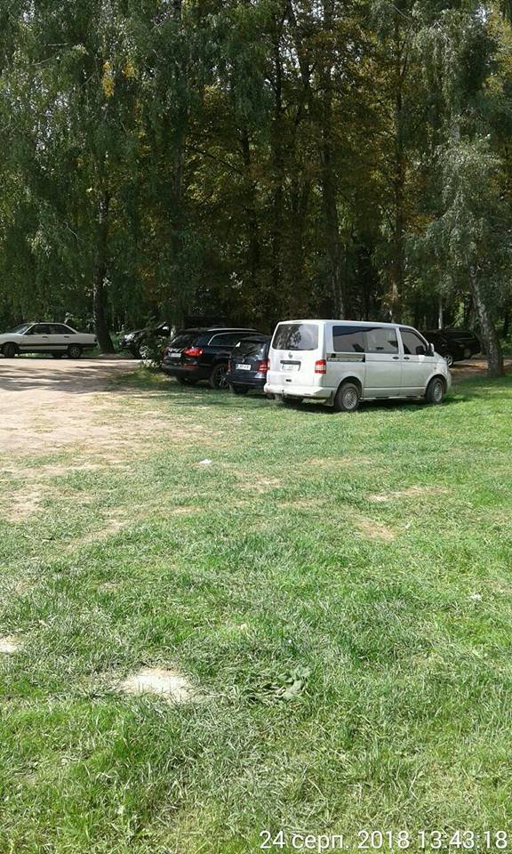 Буси, джипи, «бляхи»: у луцькому парку штрафували автоандонів. ФОТО