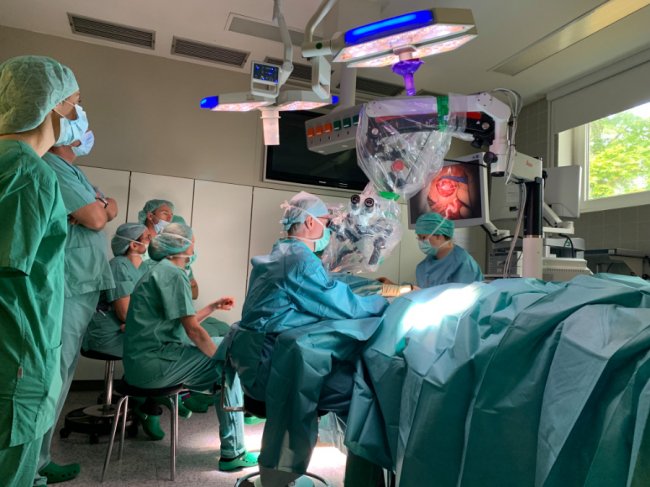 Волинські лікарі впроваджують нову методику операції на вусі. ФОТО