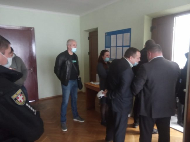 У Підгайцях з сесії «попросили» всіх мешканців та атовців: пояснили, що через ковід