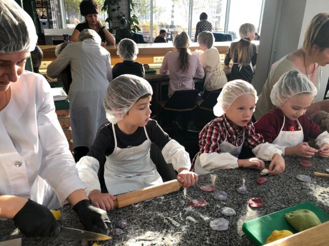 У «Промені» дітям влаштували смачне кольорове свято*