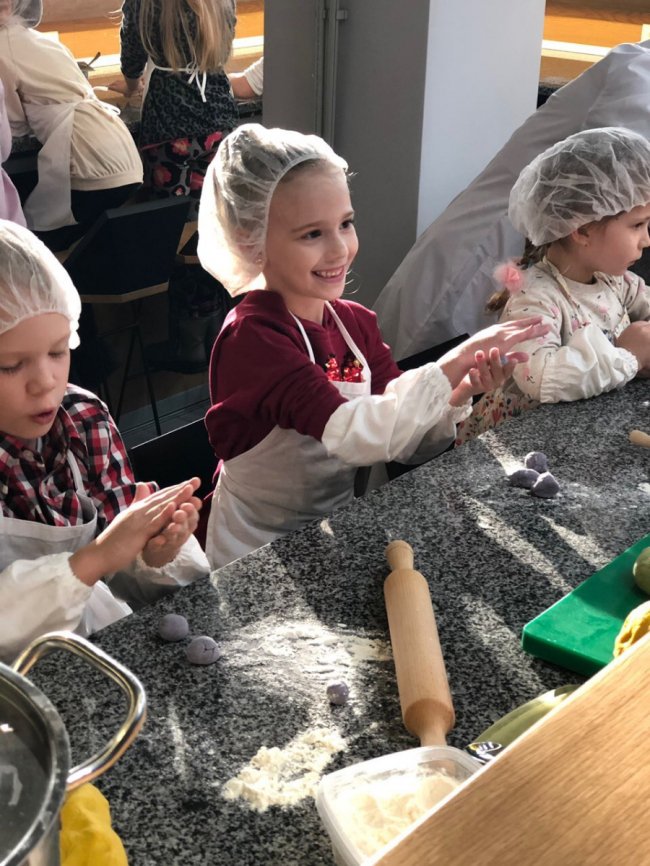 У «Промені» дітям влаштували смачне кольорове свято*