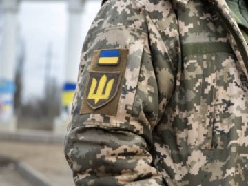 Зворушливе відео: показали, як на львівському вокзалі дитина зустрічає пораненого тата з фронту