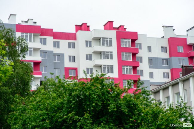 У Луцьку продовжують зводити яскраві оселі у ЖК «Caramel Residence». ФОТО*