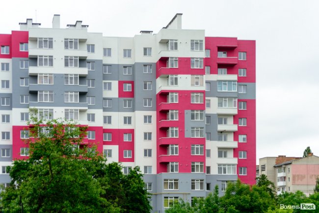 У Луцьку продовжують зводити яскраві оселі у ЖК «Caramel Residence». ФОТО*