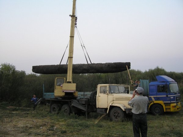 Унікального човна, що знайшли на Волині, вдалося дістати з води. ФОТО 