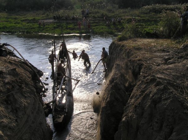 Унікального човна, що знайшли на Волині, вдалося дістати з води. ФОТО 