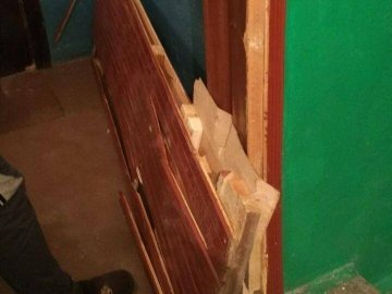 У Луцьку чоловік вибив сусідові двері