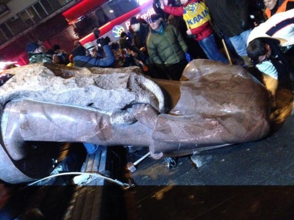 У Києві зруйнували пам'ятник Леніну. ФОТО. ВІДЕО