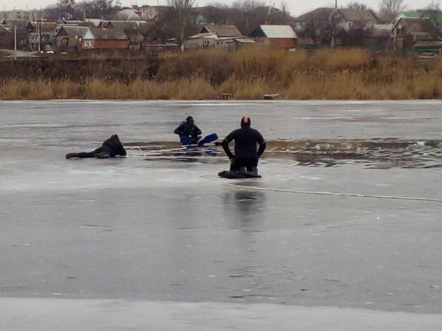 Троє рибалок провалилися під лід на Дніпрі. ФОТО