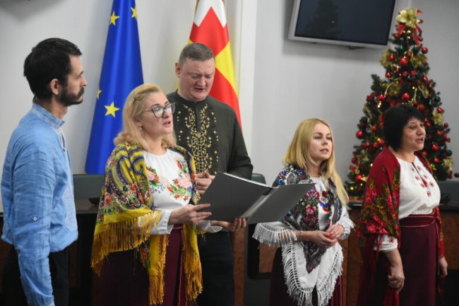 До луцької мерії з колядками завітали нацгвардійці