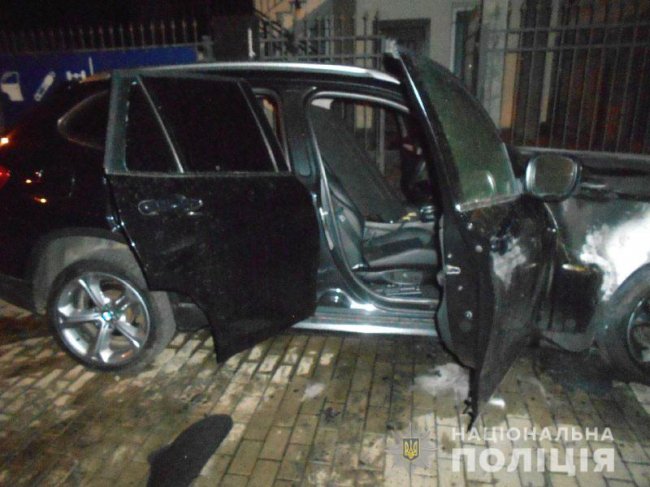 У Рівному власниці салону краси спалили авто і повісили на дереві похоронний вінок. ФОТО