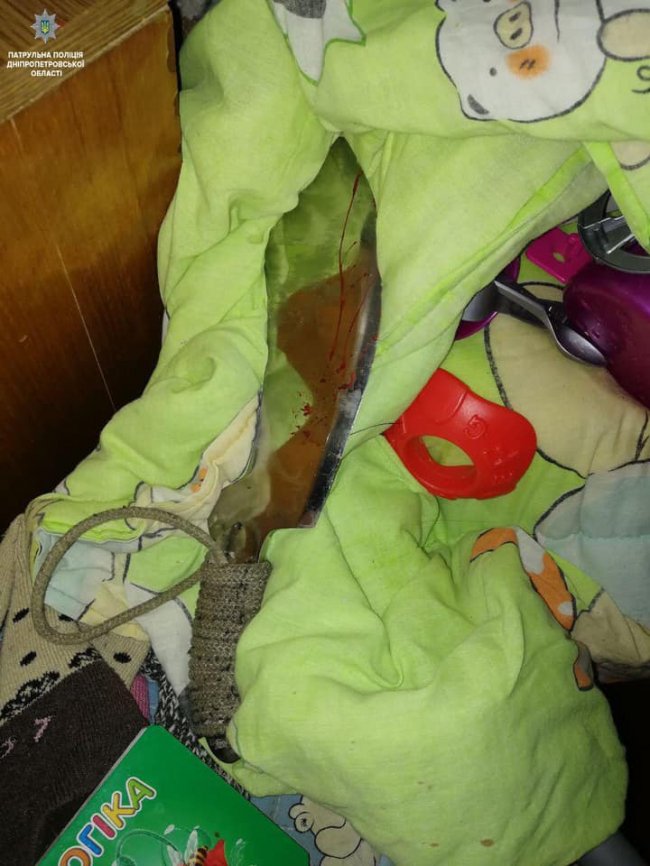 У Дніпрі чоловік з мачете взяв у заручники 3-річну дитину