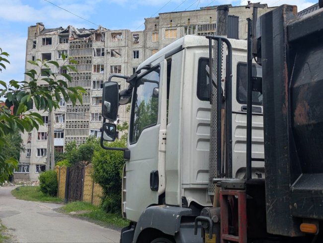 Після обстрілу Луцька комунальники вивезли понад 120 тонн пошкодженого майна та будівельного сміття