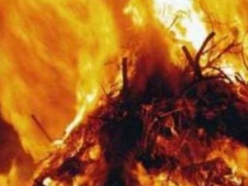 У селі на  Волині господареві  спалили три причепи з соломою