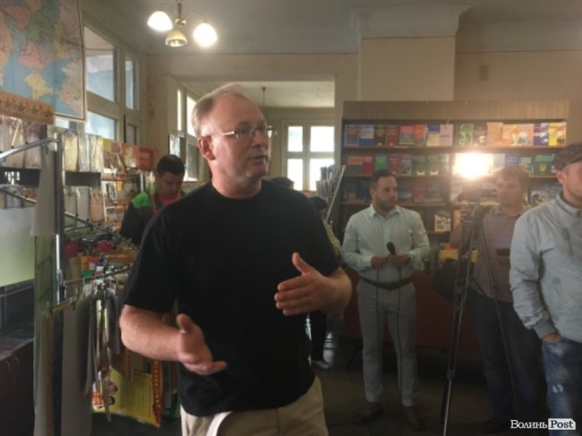 Захистіть нашу книгарню: у Луцьку просять зберегти «Освіту» 