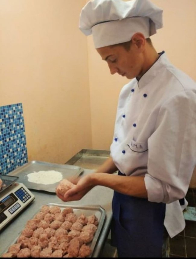 Майбутні кондитери з Волині проходять практику на базі відпочинку в Одесі. ФОТО