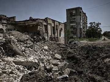 Окупанти вдарили в будівлю у Лисичанську, де переховувалися люди: є загиблі