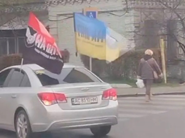 У Луцьку жінка проігнорувала кортеж із загиблим: пройшлася просто перед колоною «На щиті»