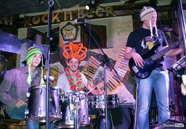 Один із найвеселіших виступів - хлопці зіграли кавер на саундтрек до мультфільму «Мадагаскар»