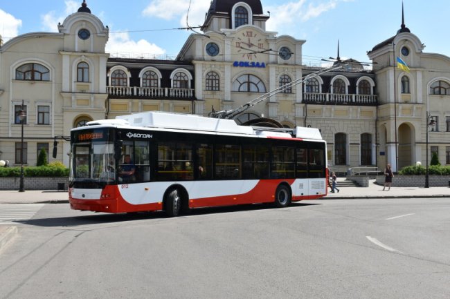 Вулицями Луцька курсуватимуть ще два нових тролейбуси. ФОТО