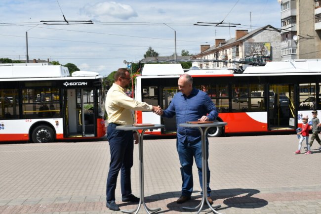 Вулицями Луцька курсуватимуть ще два нових тролейбуси. ФОТО