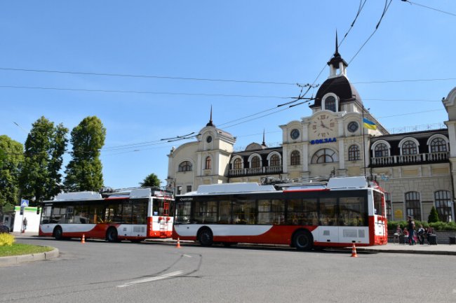 Вулицями Луцька курсуватимуть ще два нових тролейбуси. ФОТО