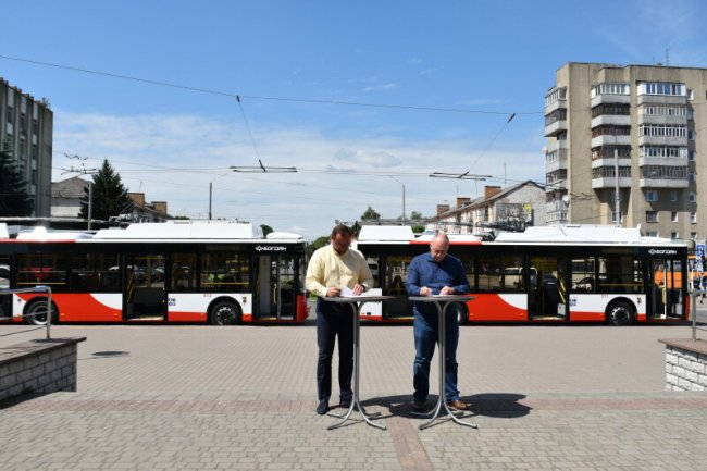 Вулицями Луцька курсуватимуть ще два нових тролейбуси. ФОТО