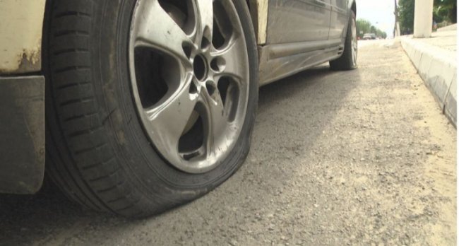 У місті на Волині невідомі порізали шини 14 автівок. ФОТО