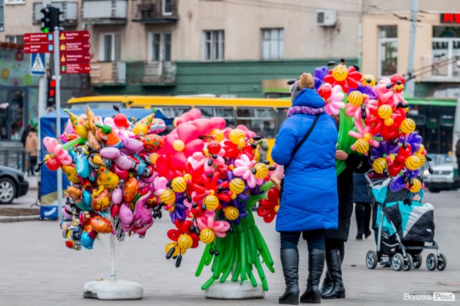 За день до свята: Луцьк накрила тюльпанова лихоманка. ФОТО