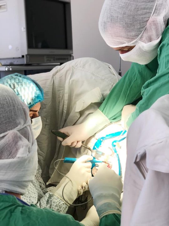 Показали, як на Волині лікарі в 6 рук видаляють матку. ФОТО 18+