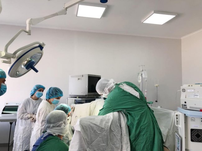 Показали, як на Волині лікарі в 6 рук видаляють матку. ФОТО 18+