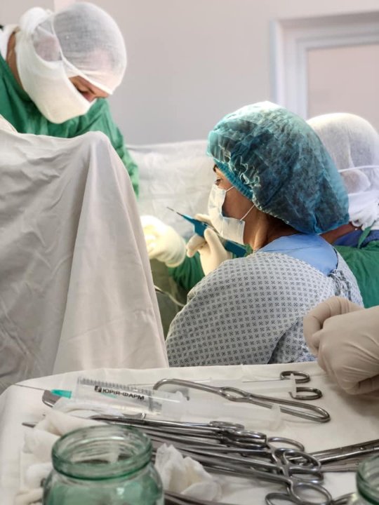 Показали, як на Волині лікарі в 6 рук видаляють матку. ФОТО 18+