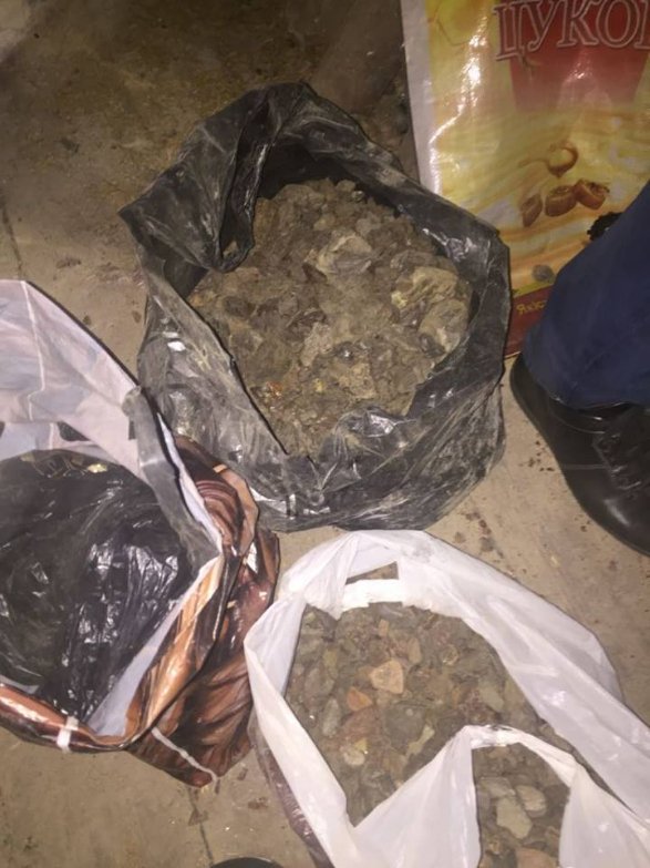 У селі на Волині накрили підпільний цех з обробки бурштину. ФОТО