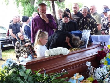 Залишилися двоє малих діток: на Волині попрощалися із Героєм Тарасом Троцем