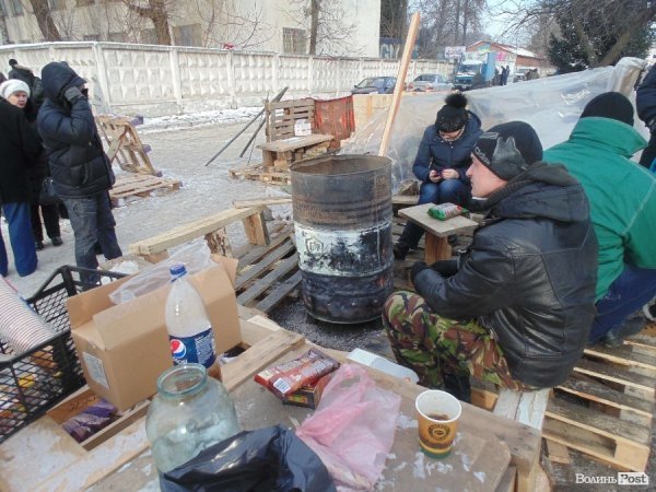 Блокування луцьких ВВ-шників: день шостий. ФОТО