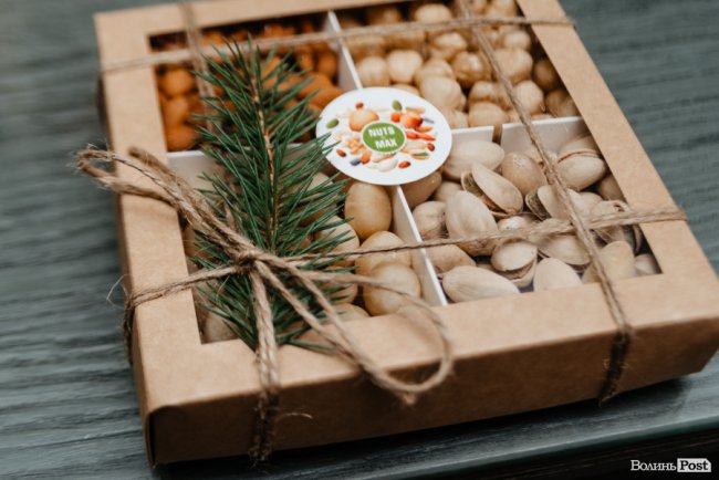 Час небанальних і красивих подарунків: де у Луцьку купити набори із корисних смаколиків*