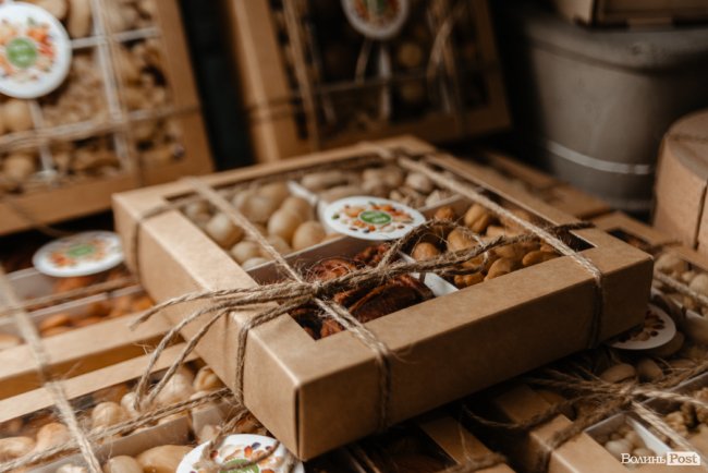 Час небанальних і красивих подарунків: де у Луцьку купити набори із корисних смаколиків*