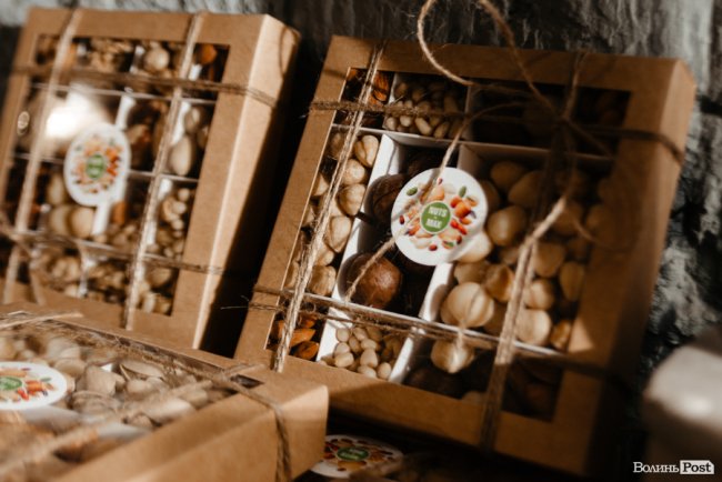 Час небанальних і красивих подарунків: де у Луцьку купити набори із корисних смаколиків*
