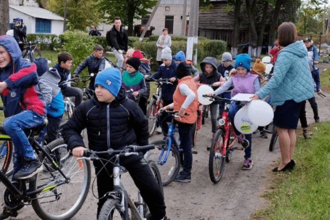 «Рокада» влаштувала в смт Колки велозаїзд, а також передала громаді велосипеди і облаштовані велопарковки, аби ВПО мали можливість краще інтегруватися